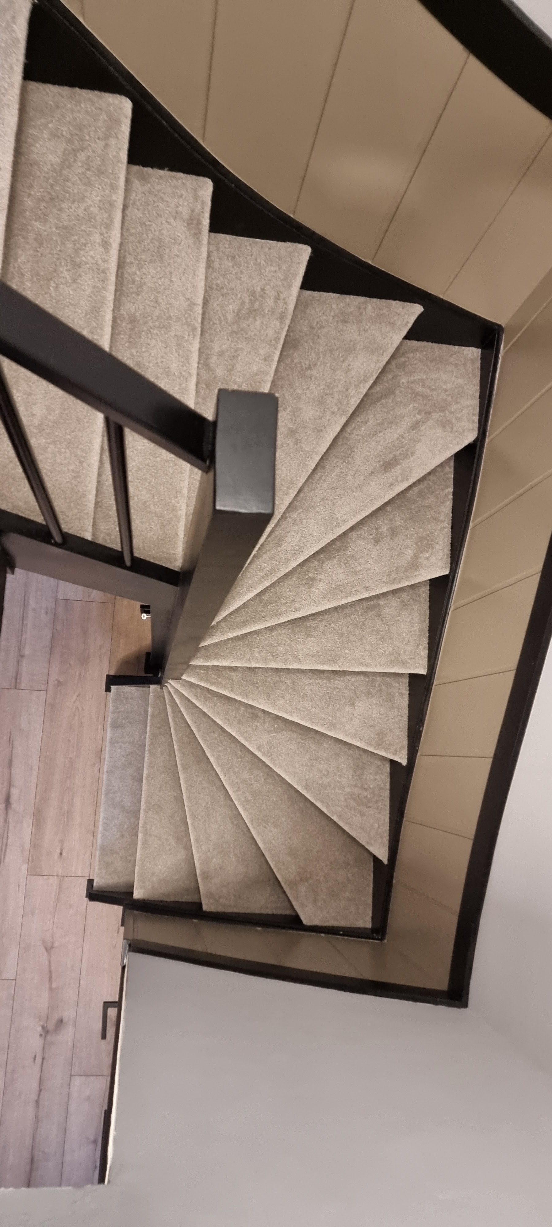 Afgewerkte trapbekleding op ronde trap