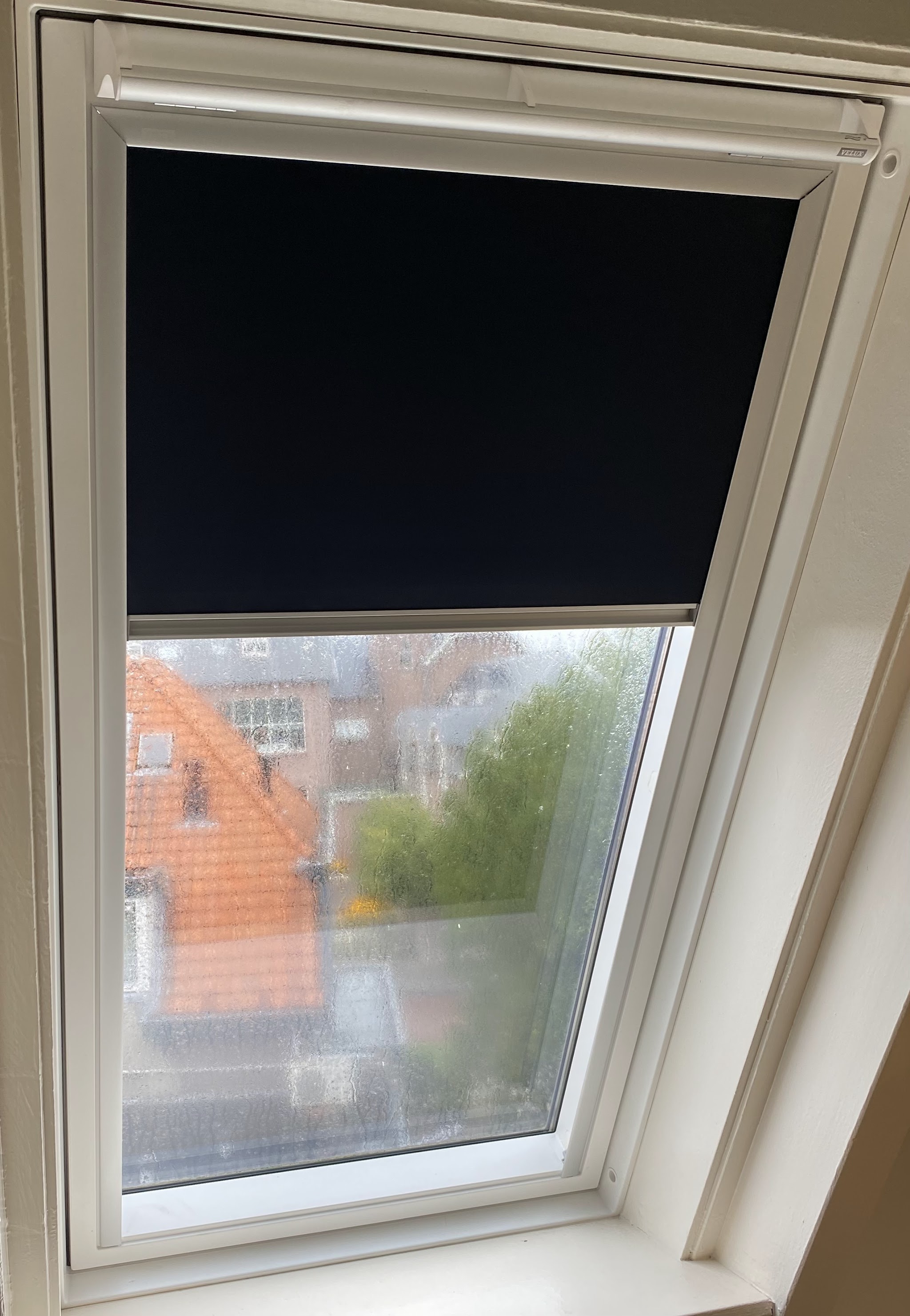 Geplaatst verduisterend rolgordijn in dakraam