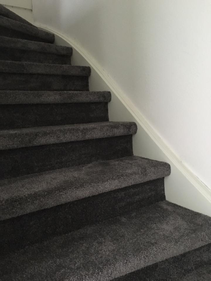 Gestoffeerde trap met antracietkleurig tapijt